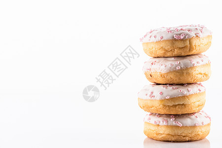 白色反射背面的白巧克力甜甜甜圈或甜甜圈图片