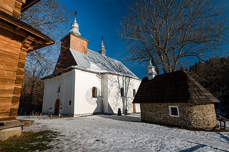 雪后风景Lopienka 喀尔巴阡山和Bieszczad的东正教寺庙风景教会季节历史性宗教教堂场景建筑公园背景