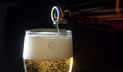 啤酒从瓶子倒到玻璃杯里图片