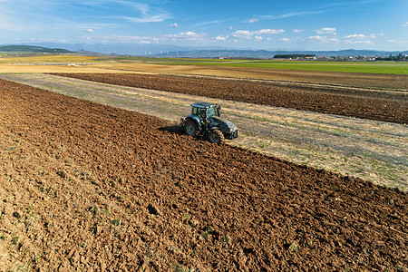 田间拖拉机犁的空中观察地面农场小麦耕作土地环境培育农民种子工作图片