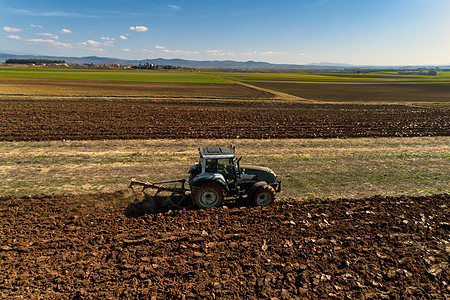 田间拖拉机犁的空中观察种子工作草地地面栽培农田天线农场生长农民图片