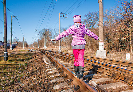 小女孩在铁轨上行走图片