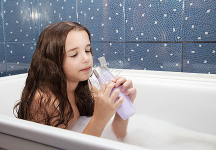 小女孩用洗发水洗澡图片