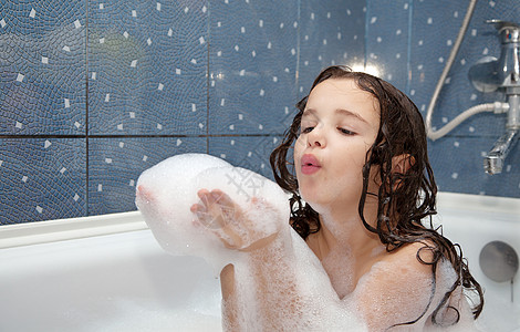 小女孩玩肥皂泡泡幸福泡沫快乐乐趣浴缸洗发水女孩喜悦卫生孩子图片