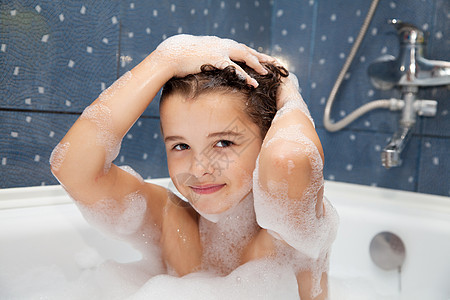 小女孩在洗澡时洗头的浴室白色女孩泡沫乐趣卫生快乐喜悦肥皂洗发水图片