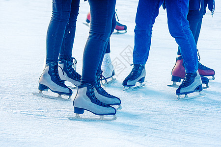 城市速度人滑冰腿的缝合团体女性乐趣公园牛仔裤安全冰鞋城市靴子蓝色背景