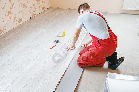 铺设压层板的地板板装修专家男人房间木头工人材料地板安装工具图片