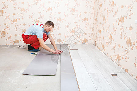 铺设压层板的地板板木头地面装修工人工作服材料地板木板修理工建设图片