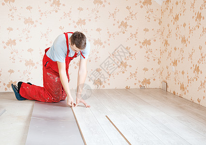 铺设压层板的地板板工具建设男人地板木板装修房子木头服务衬垫图片