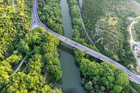 沿皮尼奥斯河的桥梁和公路空中视线速度岩石环境汽车高山旅游地形公园运输冒险图片