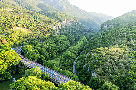 沿皮尼奥斯河的桥梁和公路空中视线森林节拍环境地形旅游工程国家荒野天线石头图片