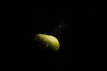 黑暗中的苹果生态甜点植物食物团体桌子饮食静物木头水果图片