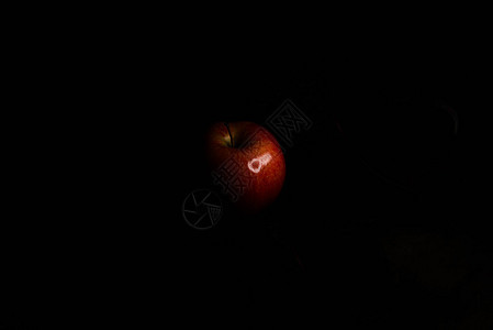 黑暗中的苹果生态食物美食饮食钥匙农场水果甜点团体木头图片