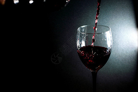 将红酒倒入玻璃杯夜生活海浪庆典窗帘派对瓶子生产艺术家干杯餐厅图片