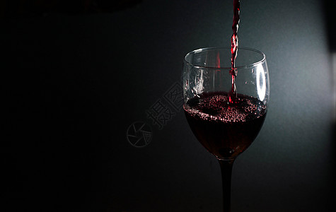 将红酒倒入玻璃杯液体干杯窗帘瓶子气泡艺术家漩涡庆典海浪生日图片