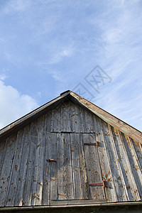 在天空背景的旧房子屋顶上太阳住宅旅游木头小屋建筑学旅行全景屋顶城市图片