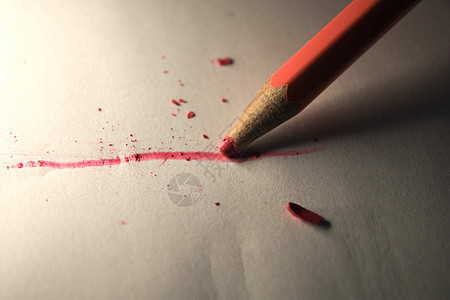彩色铅笔画在一张纸上摄影学习草图太阳铅笔享受创造力男性绘画苗圃图片