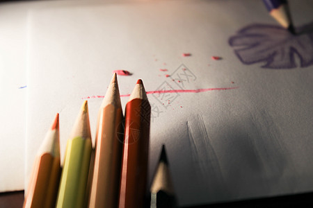 彩色铅笔画在一张纸上笔记本太阳童年父亲男性草图素描幼儿园刷子学习图片
