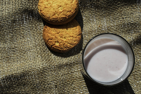 曲奇饼干和一杯酸奶 放在一块薄饼材料上桌子细菌乡村早餐麦片饮食甜点玻璃糕点牛奶图片