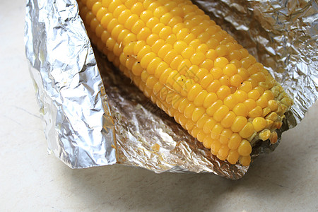 以白色背景在粉末玉米中烘烤桌子小吃营养木头国家宏观烧烤食物金子黄油图片