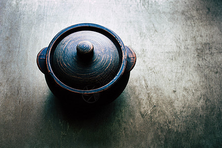 木本底的Clay锅手工餐巾乡村木板陶瓷桌子饮料蓝色面包肉汤图片