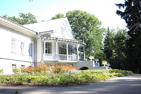 白色大房子与阳台草地家具绿化晴天后院园林住房房地产软垫建筑学图片