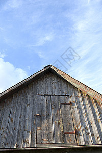 木板阁楼建筑学谷仓框架天空房子硬木住宅窗户阳台小屋图片
