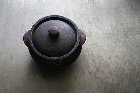 木本底的Clay锅美食土豆制品陶器餐巾木头面包木板饮料食物图片