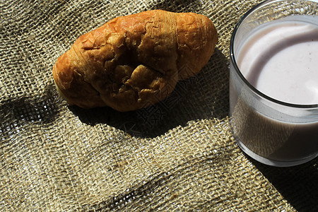 带着一杯喝酸奶的Croissant饮料桌子食物奶制品新月玻璃营养早餐糕点乡村图片