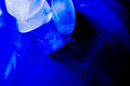 光亮表面的冰雪立方体眼镜冻结水晶宏观冰块冷冻蓝光液体灯光蓝色图片