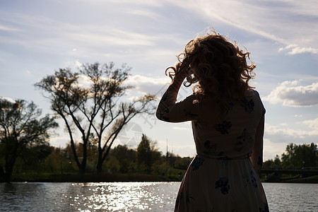 以河边的自然为依托的女性形象肖像假期季节游客太阳天空休息旅游太阳镜风景安全图片