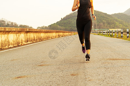 体育女运动员在路上奔跑 日落时的健身妇女培训女孩旅行身体训练运动鞋女性运动街道跑步成人图片