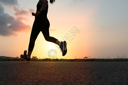 体育女运动员在路上奔跑 日落时的健身妇女培训挑战跑步活力旅行小路街道训练运动女孩活动图片