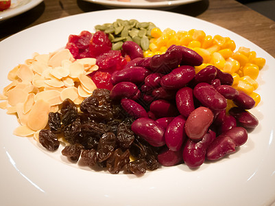 蒸黄色玉米 红豆 向日葵籽 杏仁饮食水果蔬菜谷物沙拉盘子食物午餐种子早餐图片
