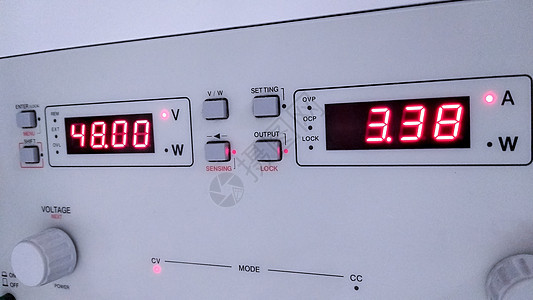 特写可编程的 DC 电源显示力量按钮工程白色电子工具单元实验室电压机电图片