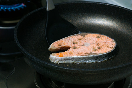 锅上烤鱼鲑鱼片图片