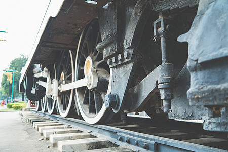 铁轨上的生锈轮车紧紧关上铁路车轮火车工业过境旅行车辆车皮力量机车图片