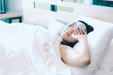 女人睡在床上的白枕头里 在甜蜜的醒来后卧室休息女性白色头发睡眠女士女孩图片