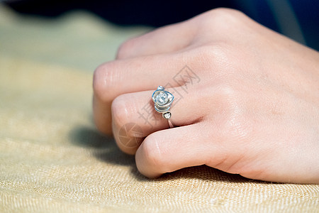 特写婚礼美容钻石戒指 在女人的手指上图片