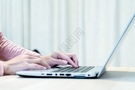 妇女使用笔记本电脑 搜索 检查 浏览信息互联网办公室电缆金属连接器路由器全球数据安全商业图片