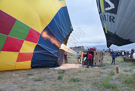 13 05 2018 卡帕帕多西亚 土耳其戈雷梅 热气球充气过程图片