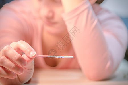 关注对悲伤妇女进行负面怀孕测试结果的坚持情况图片