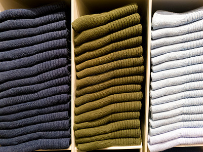 彩色袜子堆在货架上 在服装店出售紫色衣服团体短袜红色纺织品织物店铺棉布季节图片
