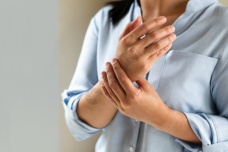 妇女手腕膀臂疼痛长时间工作 办公室综合症护理a肌肉解剖学压力扭伤蓝色身体女性药品运动风湿图片