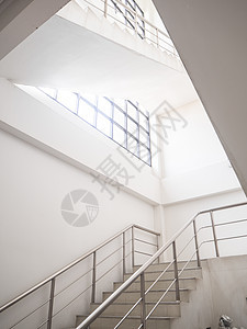 紧急出口 内地现代建筑的楼梯和现代化大楼金属栏杆白色梯子楼梯间安全办公室情况入口窗户图片