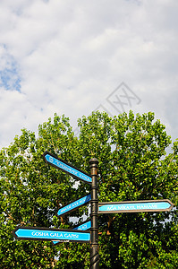 巴库街头的指路标志堡垒墙壁休息石头天空柱子箭头蓝色历史街道图片