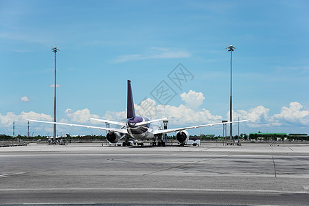 机场的客机飞机飞行员货物乘客土地日出商业翅膀机器航班速度背景图片