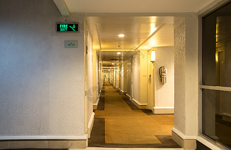 消防出口和门标志安全灯光建筑学跑步阴影走廊情况酒店紧迫感地面图片