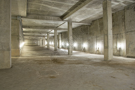 内含混凝土的空工业车房正方形地面天花板角落石头灰色水泥庇护所矩形建造图片