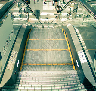 火车站的电梯楼梯机械地板水泥电子水平人行道地面栏杆脚步扶手图片
